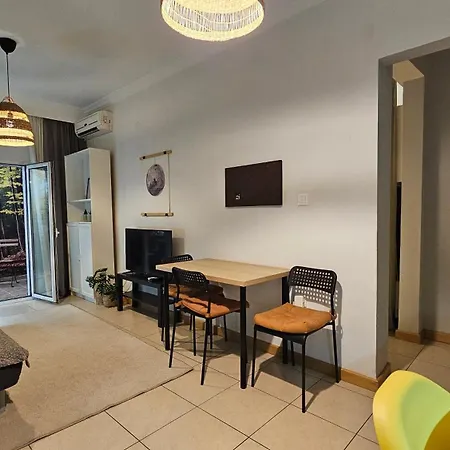 דירה Walk Everywhere - Peaceful, Lovely, 1st Floor, Flat Near Agias Sofia Church סלוניקי