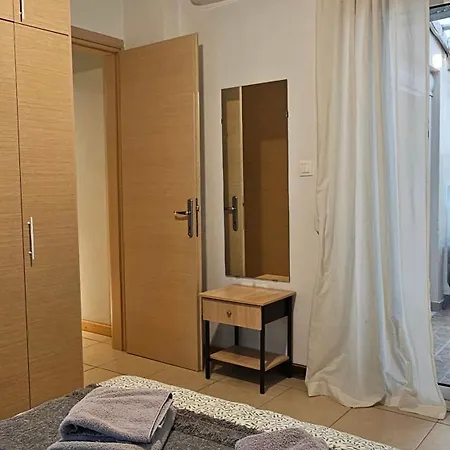 Walk Everywhere - Peaceful, Lovely, 1st Floor, Flat Near Agias Sofia Church