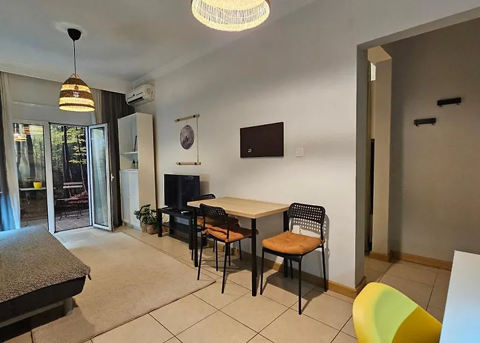 Apartment Walk Everywhere - Peaceful, Lovely, 1st Floor, Flat Near Agias Sofia Church Thessaloniki
