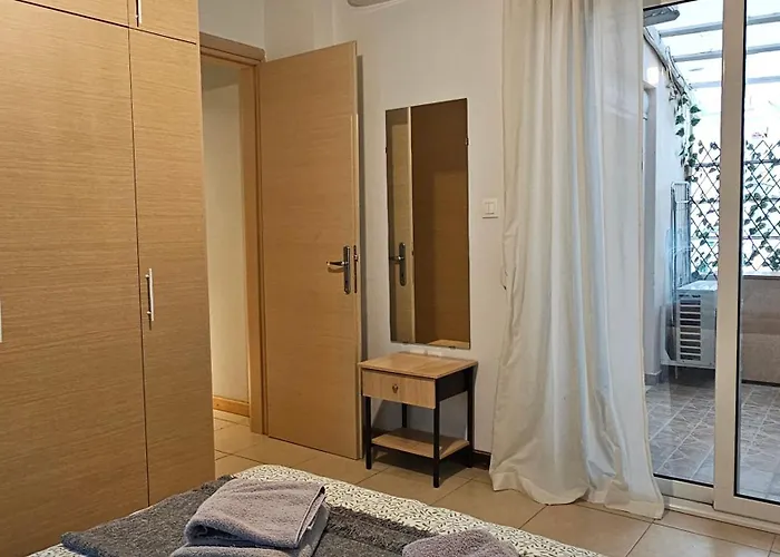 Walk Everywhere - Peaceful, Lovely, 1st Floor, Flat Near Agias Sofia Church